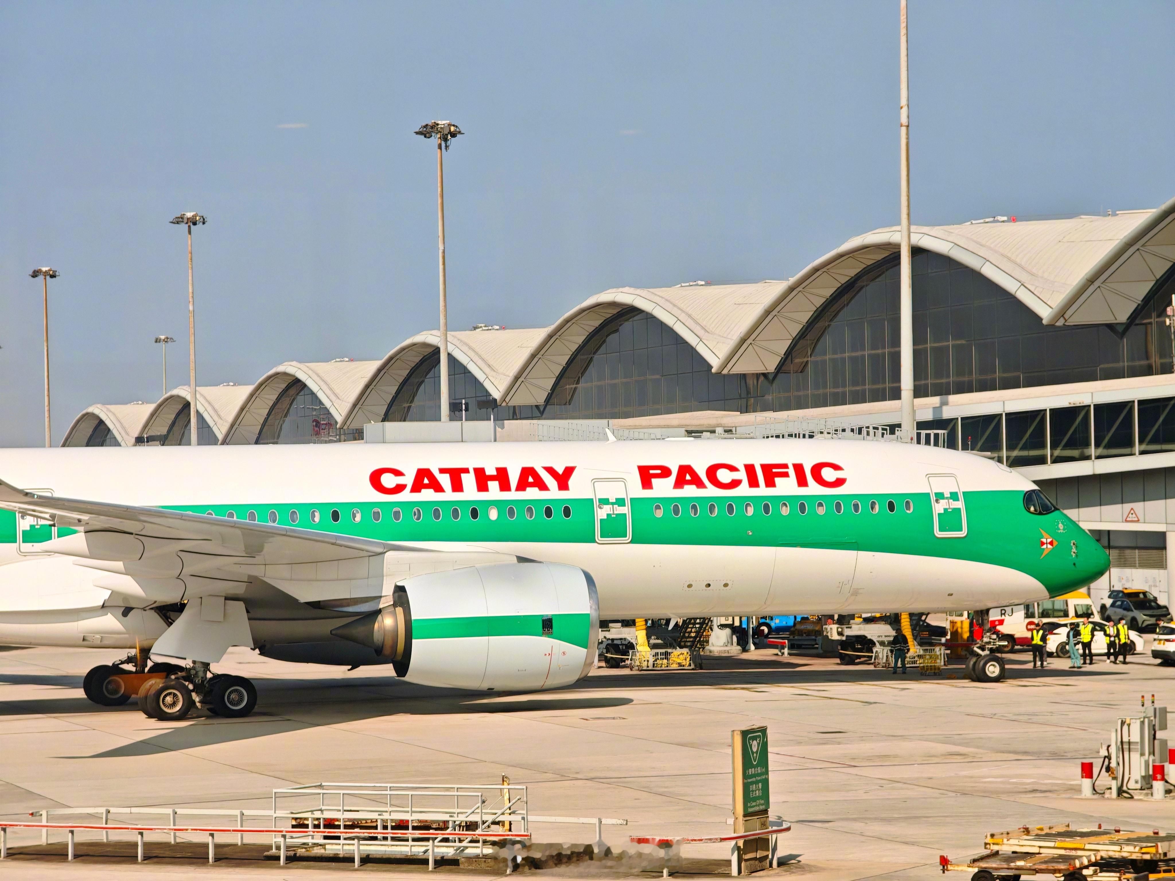 今天，国泰为迎接80周年推出的空客A350-900复古涂装彩绘机正式亮相。这架彩