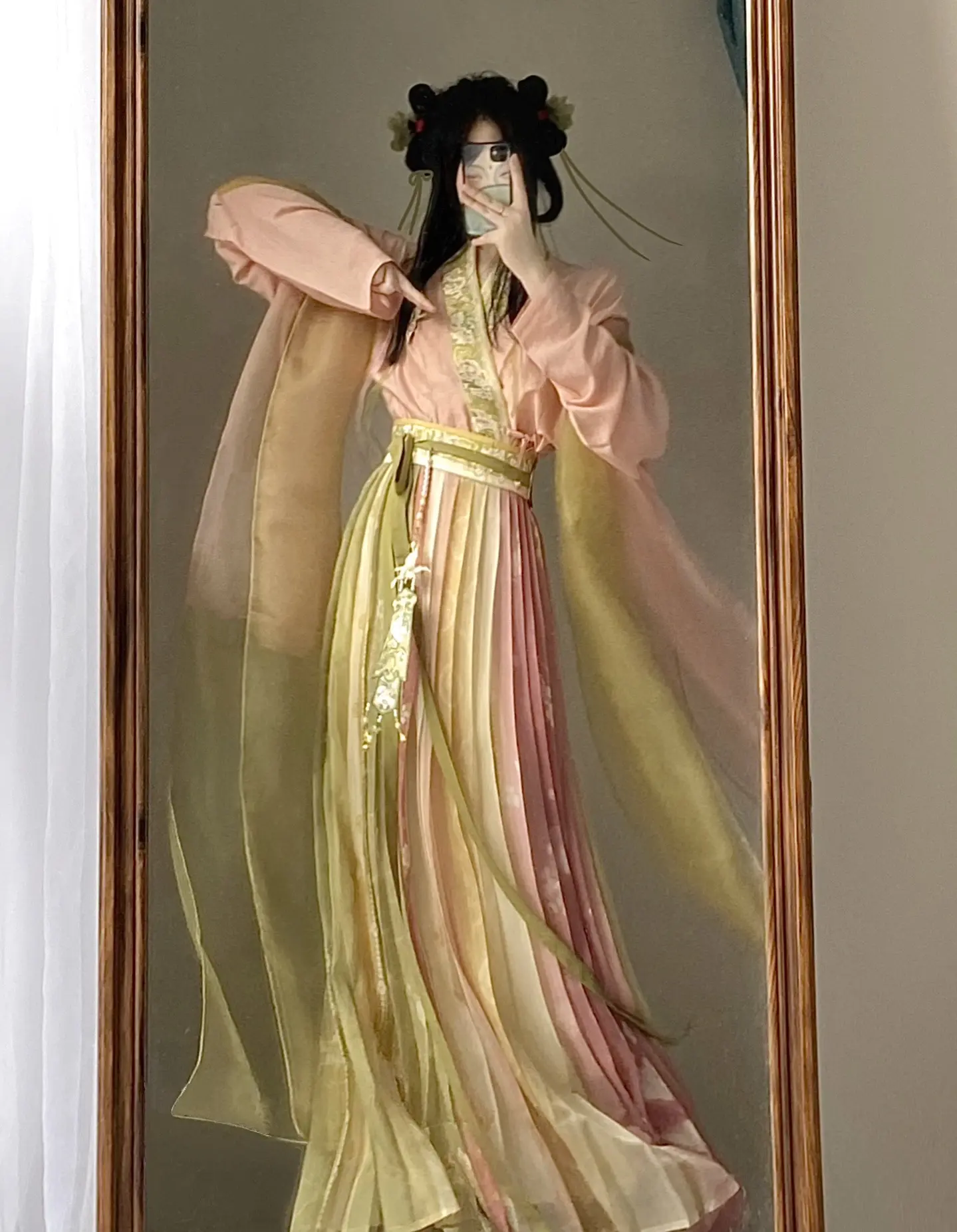 “师姐！院子里的花儿都开了怎么还不让我下山啊！”