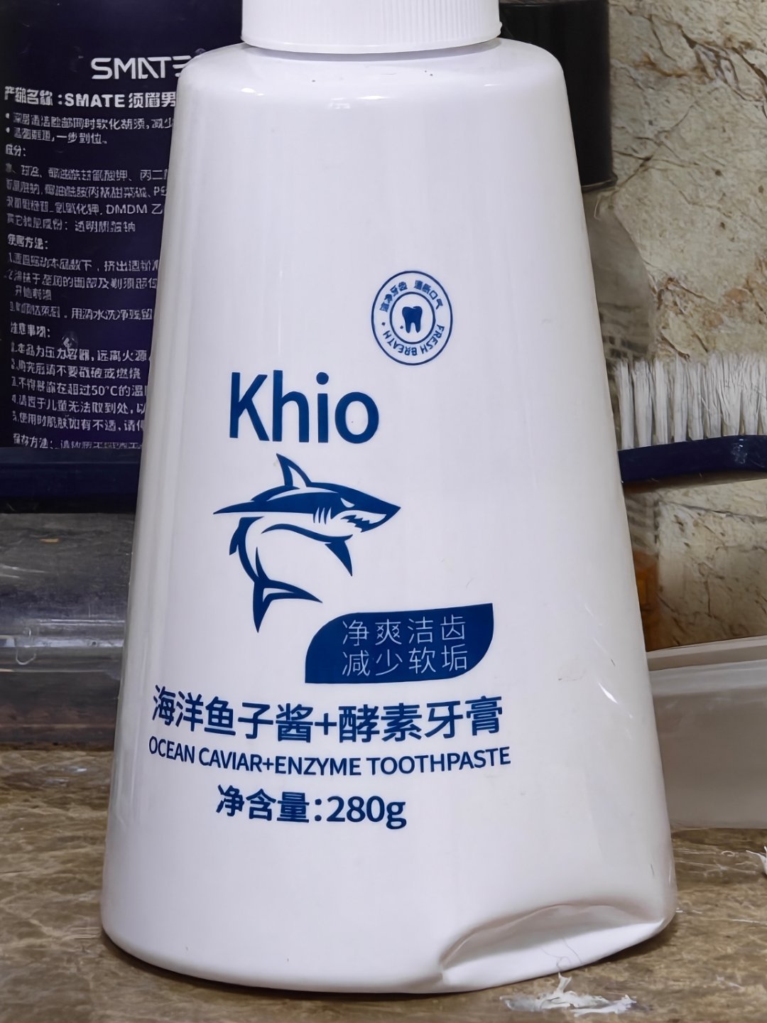 蹲着呢，看到洗手台上我家的牙膏，字我都认识，但是连一起怎么感觉这么陌生？海洋鱼子