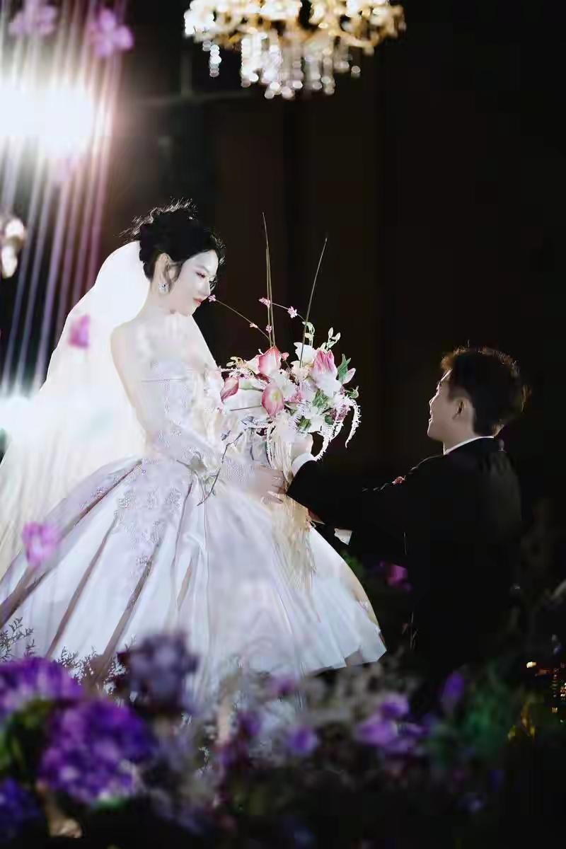 结婚当日坠楼女教师的人生碎片看到这位女教师的遭遇满心惋惜，愿她安息。也希望这件事