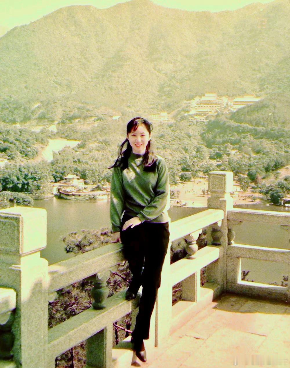 1998年，游仙湖植物园的女白领。不知离开深圳没有？现在她在干嘛呢？
