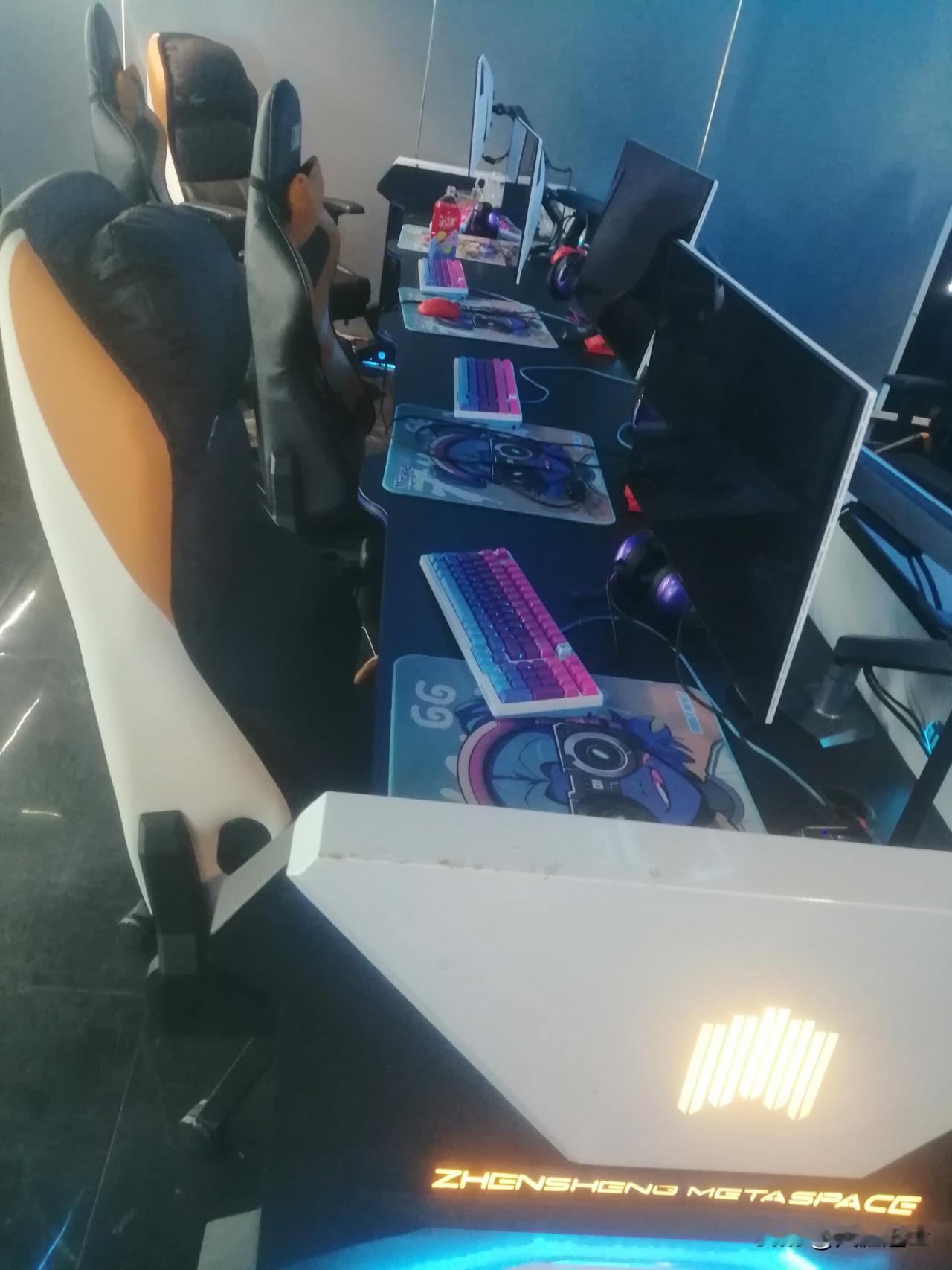 前几天跟朋友去网吧开黑LOL，顺便看了看世界赛，猛然发现网吧已经没多少年轻人了，