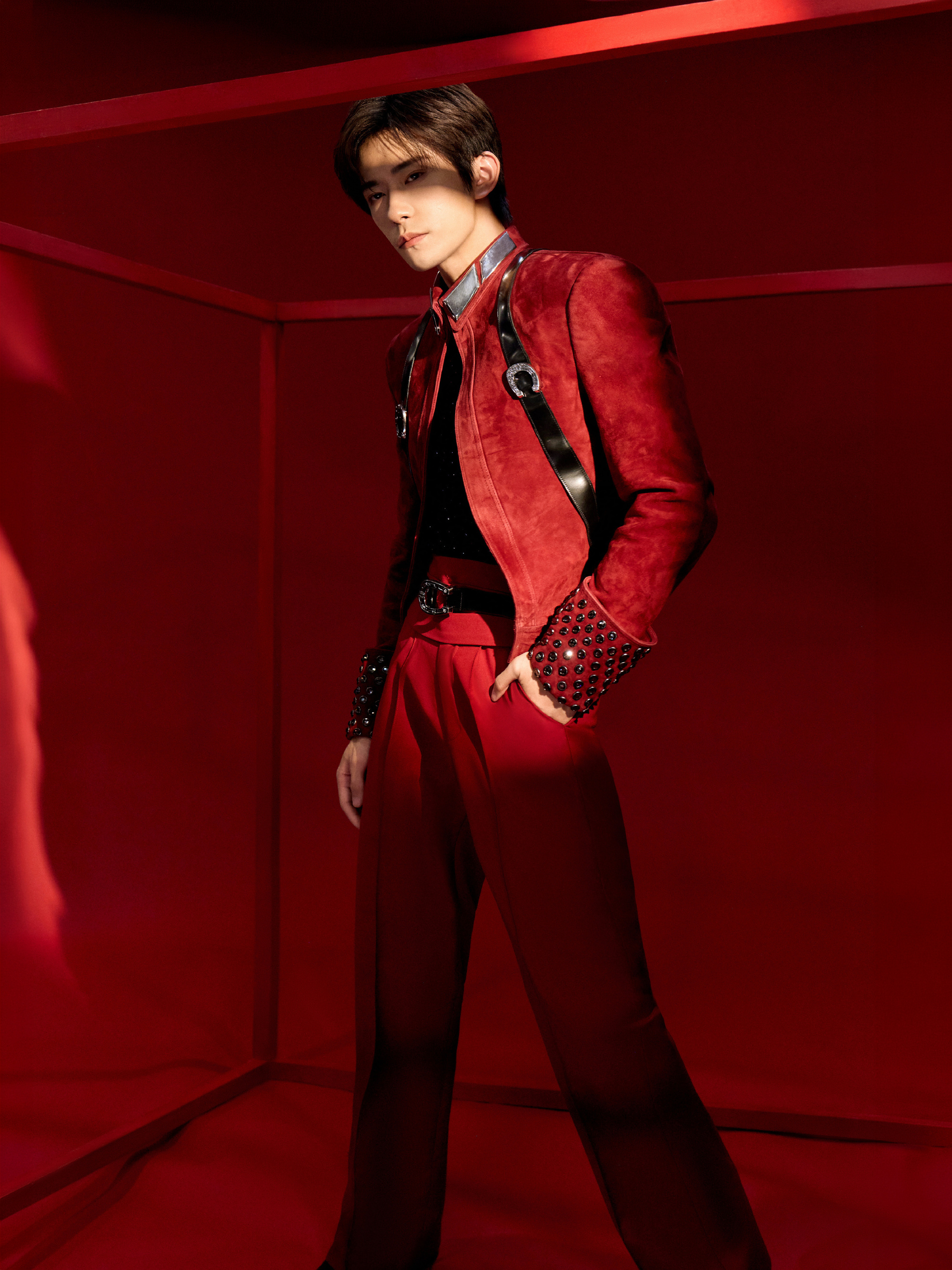 易烊千玺皮背带易烊千玺马蹄扣这个皮背带太勾引人了 