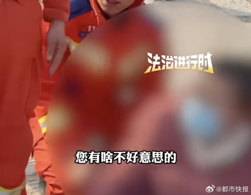 【#女子崴脚不愿男消防员搀扶被抬下山# 】4月2日报道，北京昌平，一女子爬山扭脚