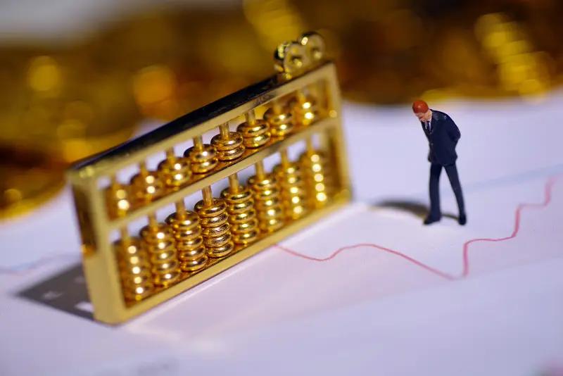 巴菲特说，投资的核心只有四个字：安全边际。用4毛钱买价值1块钱的东西。
 
很多