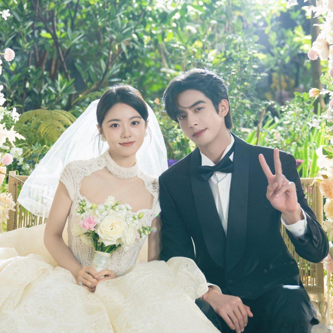 168秒带你回顾心有林曦相爱全过程第一次同台合唱时，他的手自然地护在她身后怕她摔