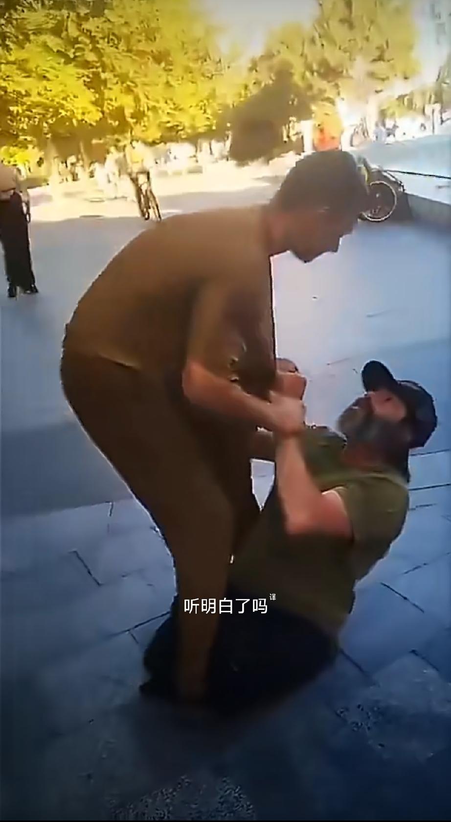 就这么对待英雄?乌伤残退伍士兵跑到公园乞讨被举报后遭公园工作人员用暴力殴打方式驱