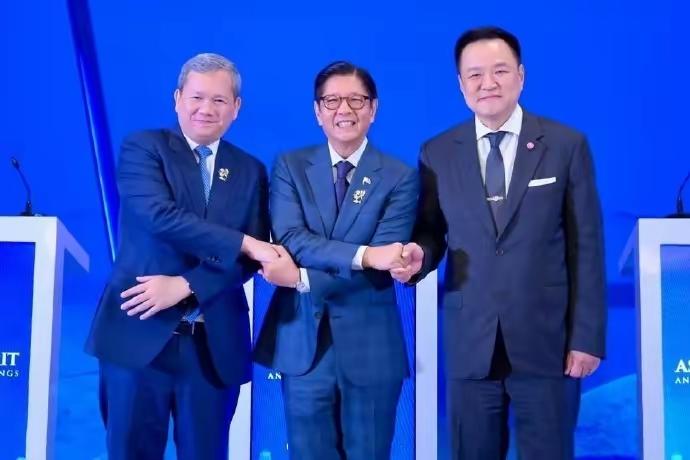 东盟峰会在菲律宾开幕，泰国总理和柬埔寨首相洪玛奈再次坐在一起，柬泰双方就陆地和海