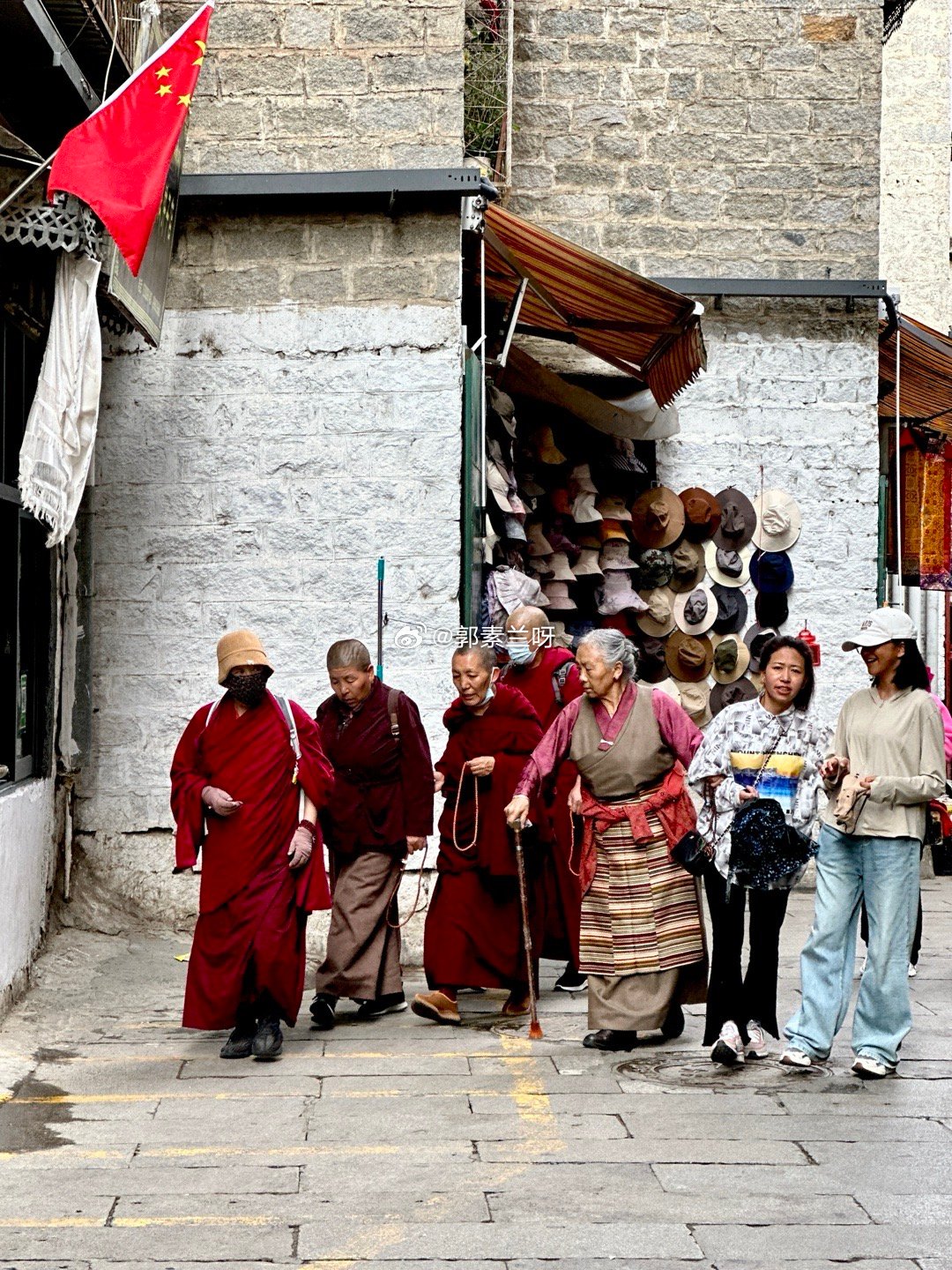 #旅途光影#有没有人跟我一样，想在冬天去一趟拉萨。想去大昭寺的广场上看川流不息的