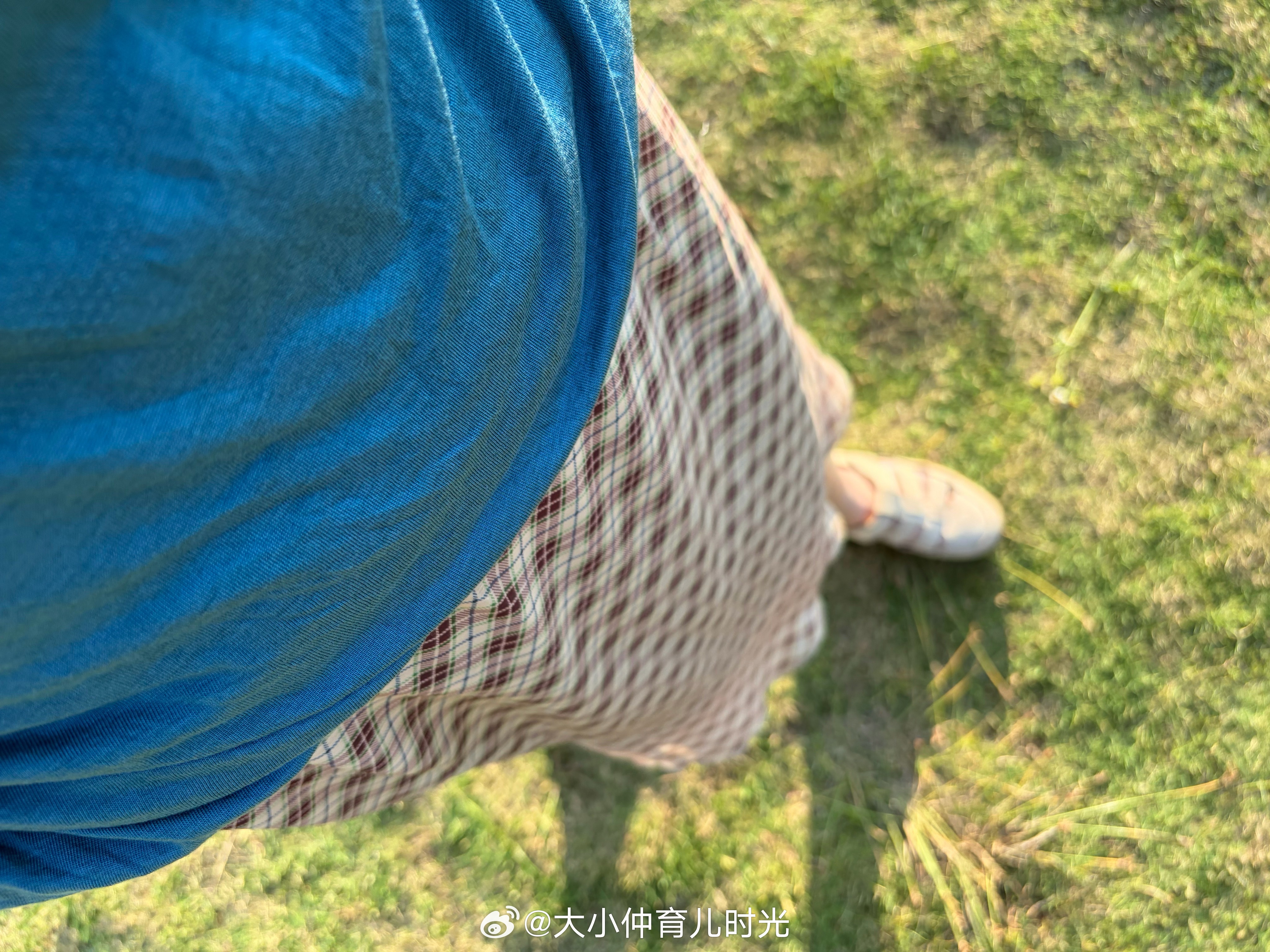 肚子还有几个月那么大～～特地踩踩草地！ ​​​