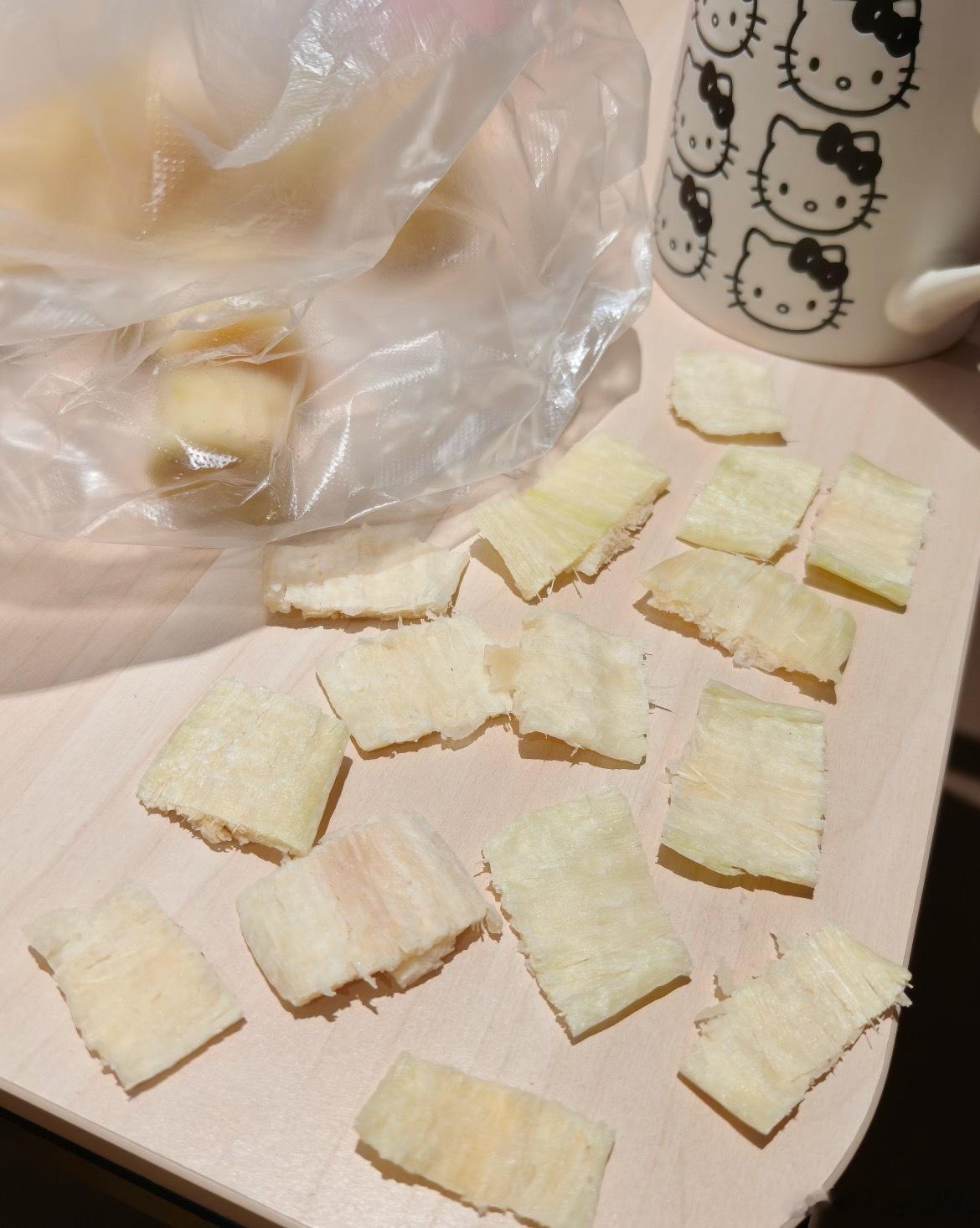 谁教你这样吃甘蔗的 室友把甘蔗切成丁拌酸奶，说这是“天然果粒脆”，我尝了口竟意外