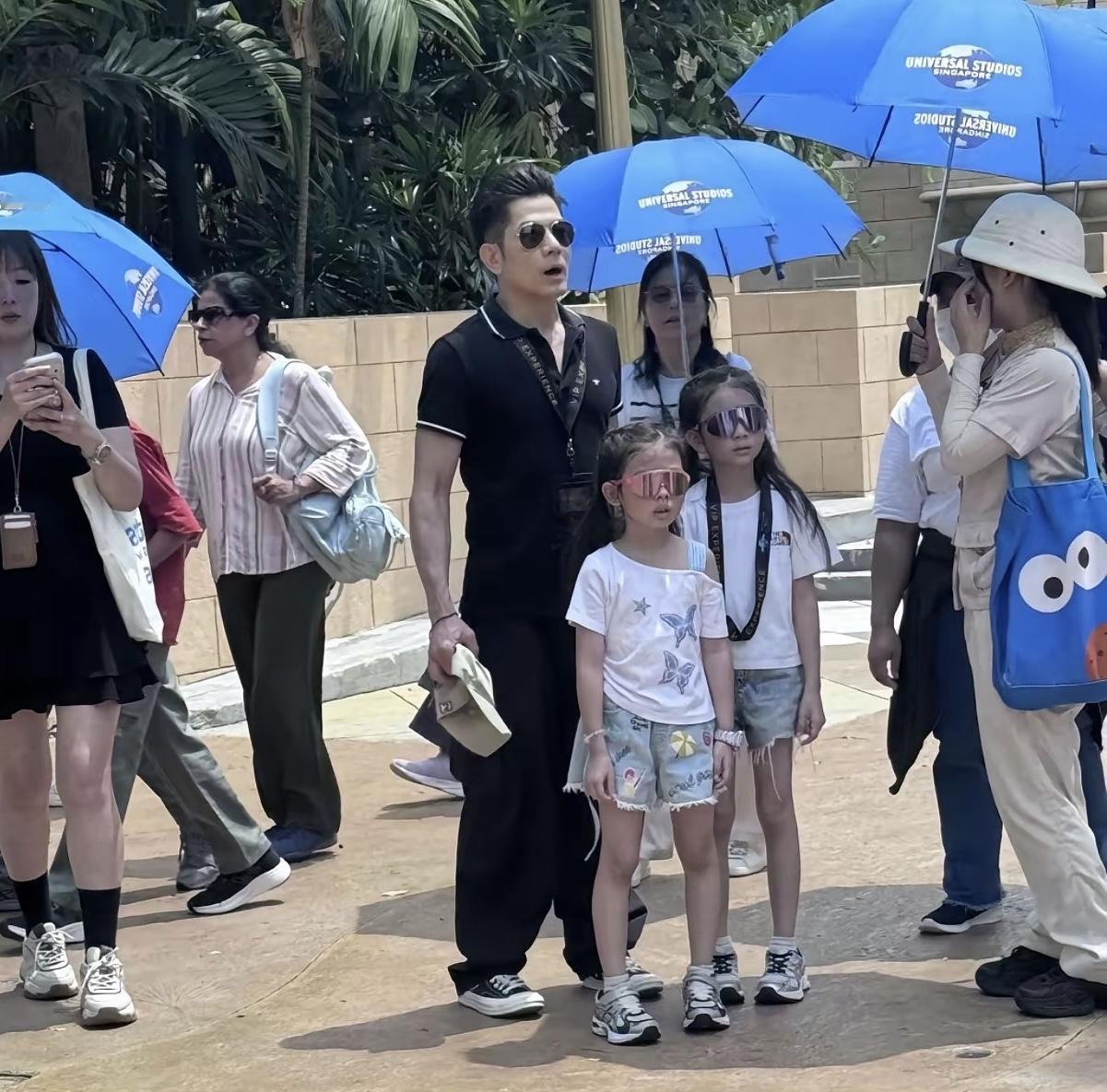 近日，有网友在新加坡偶遇郭富城，他带着老婆孩子和岳父游玩的画面。

郭富城和老婆