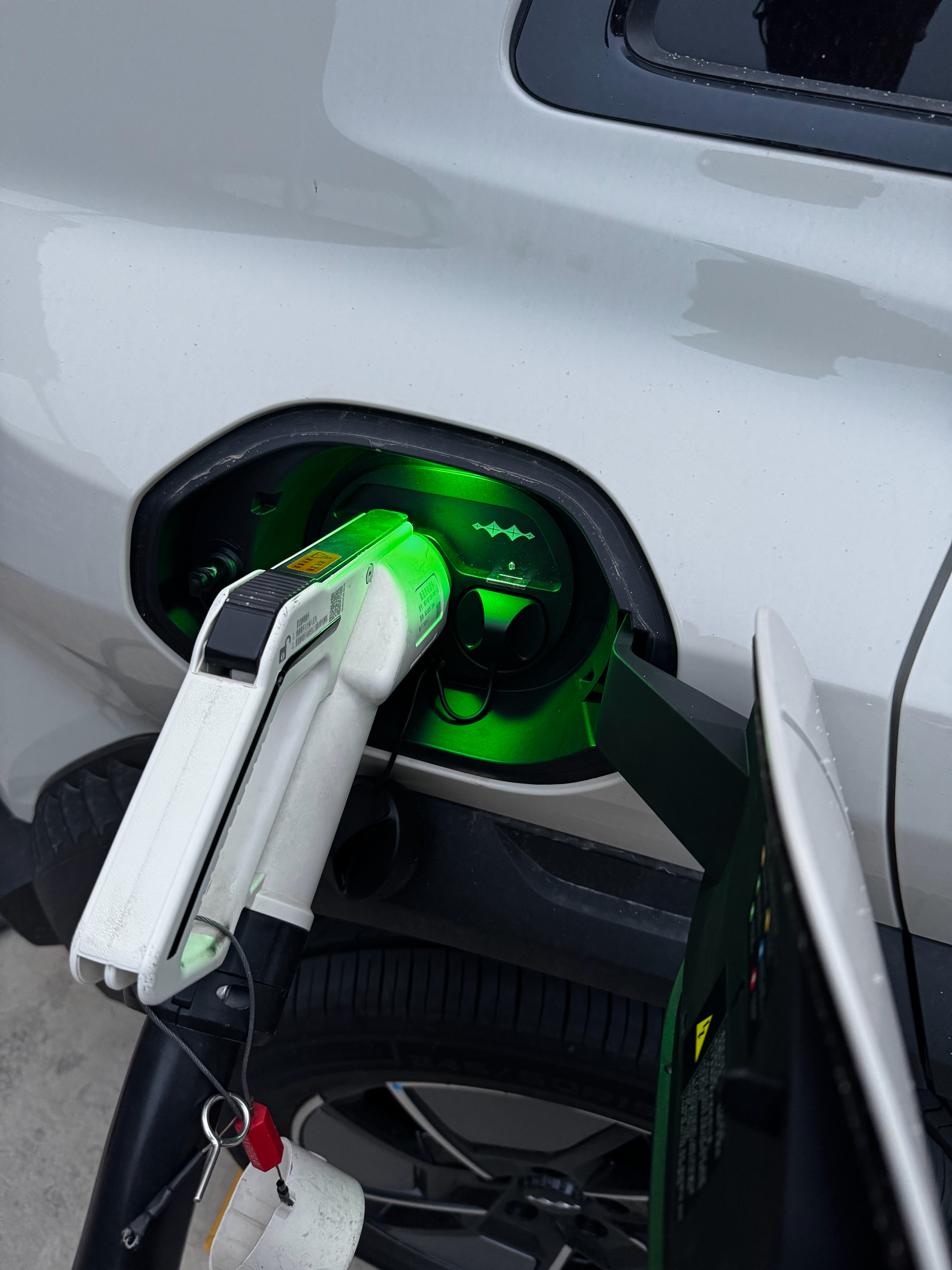 方程豹钛3 的第一口电120kW 的桩直接吃满了下次试试250kW的四驱日常开真