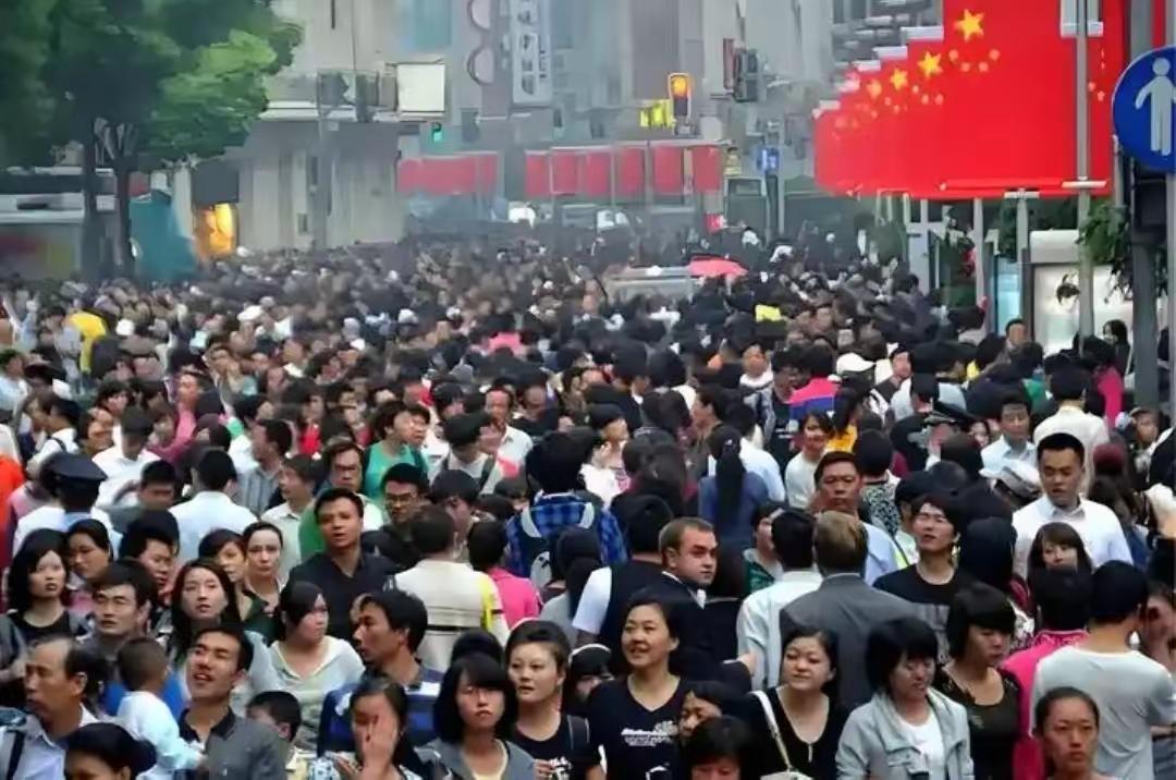 国庆该不该出去旅游？别掉进资本的局。
 
国庆到底要不要出门旅游，最近吵得很凶。
