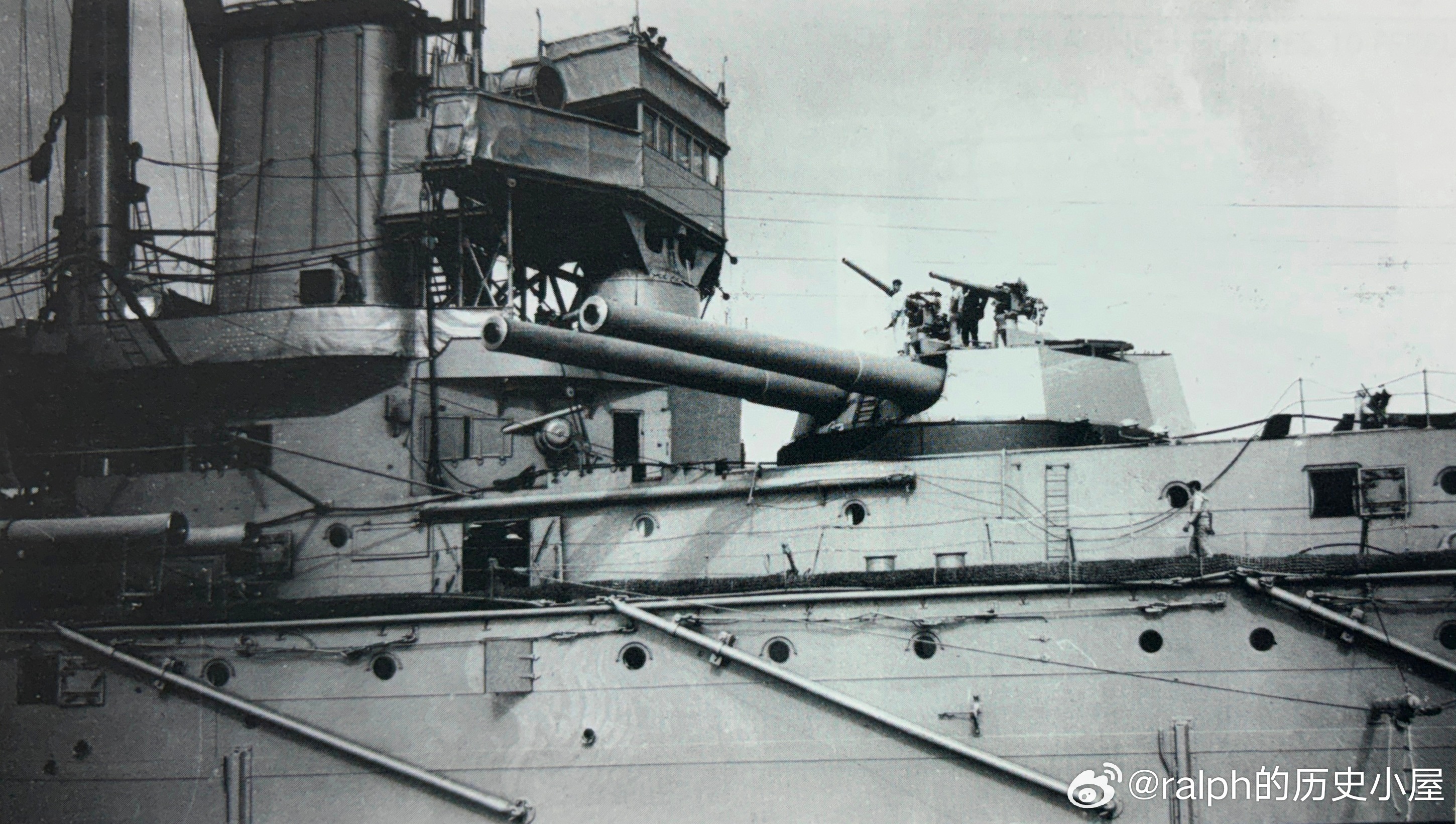 1906年HMS Dreadnought无畏号在完成验收试航后抵达朴茨茅斯港时，