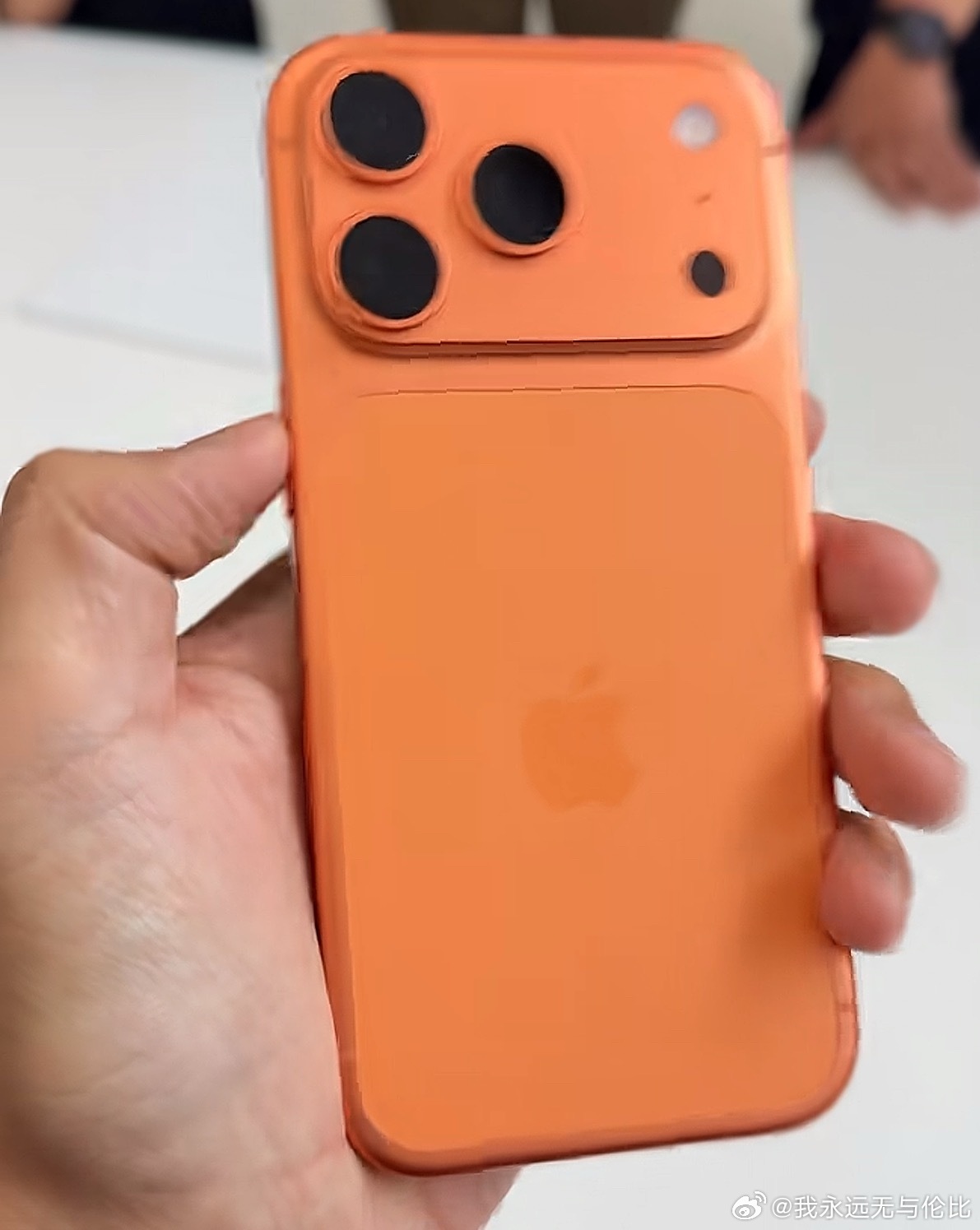 iPhone17好好好，手机做成了像手机壳[哈哈] ​​​