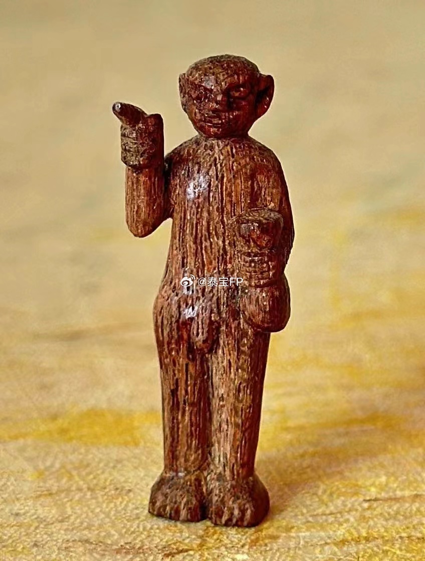 พหรมชี้“碰即”手握钱袋，手指前方。阿赞能手刻99尊，2567年敬请期待。
