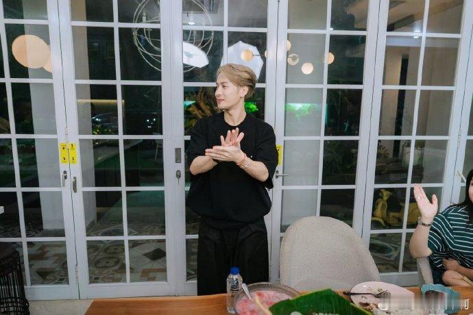 王嘉尔印尼 被王嘉尔的印尼行狠狠惊艳到！访谈松弛、打球帅气、分享生活超暖，印尼博