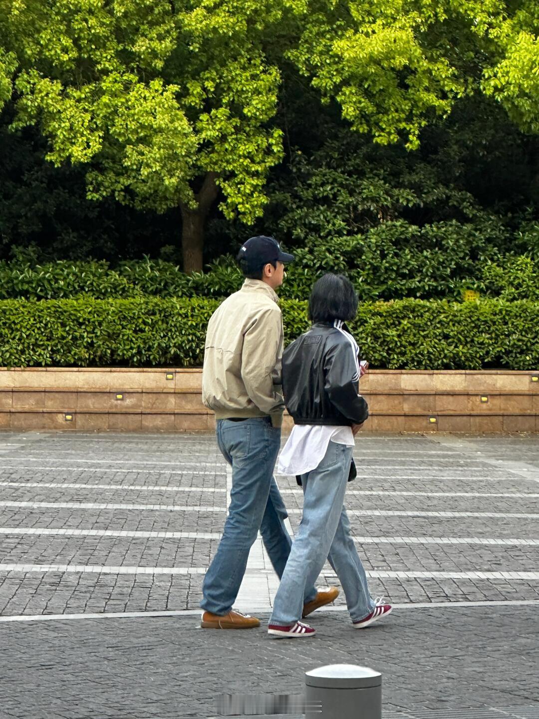 纪凌尘与女友逛街偶遇纪凌尘与女友逛街 纪凌尘与女友逛街，女友高个子漂亮有气质，恋