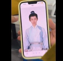 于正直播看演员定妆照于正直播说夏之光的造型很特别 展示了几个演员的装造，提到夏之