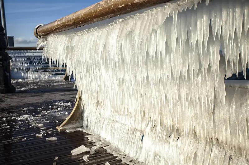 美国超级寒流对普通民众生活影响那可太大了。就说2021年那次，美国多地气温暴跌，