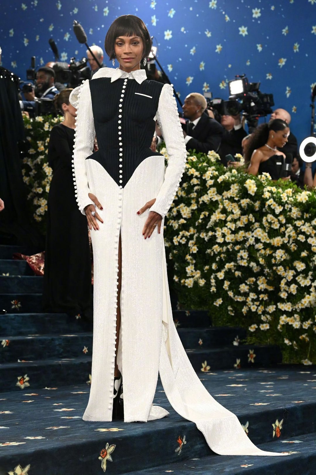 佐伊·索尔达娜红毯图身后的大蝴蝶结是亮点[羞嗒嗒] ​​​