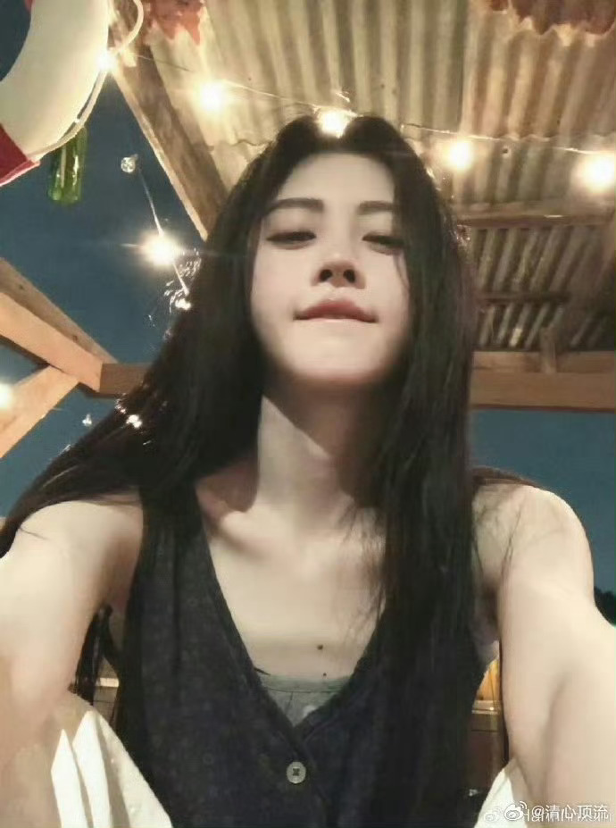 鞠婧祎反差萌拉满鞠婧祎舞台上绝美耀眼，私下一碗白开水泡饭就满足，可爱又真实