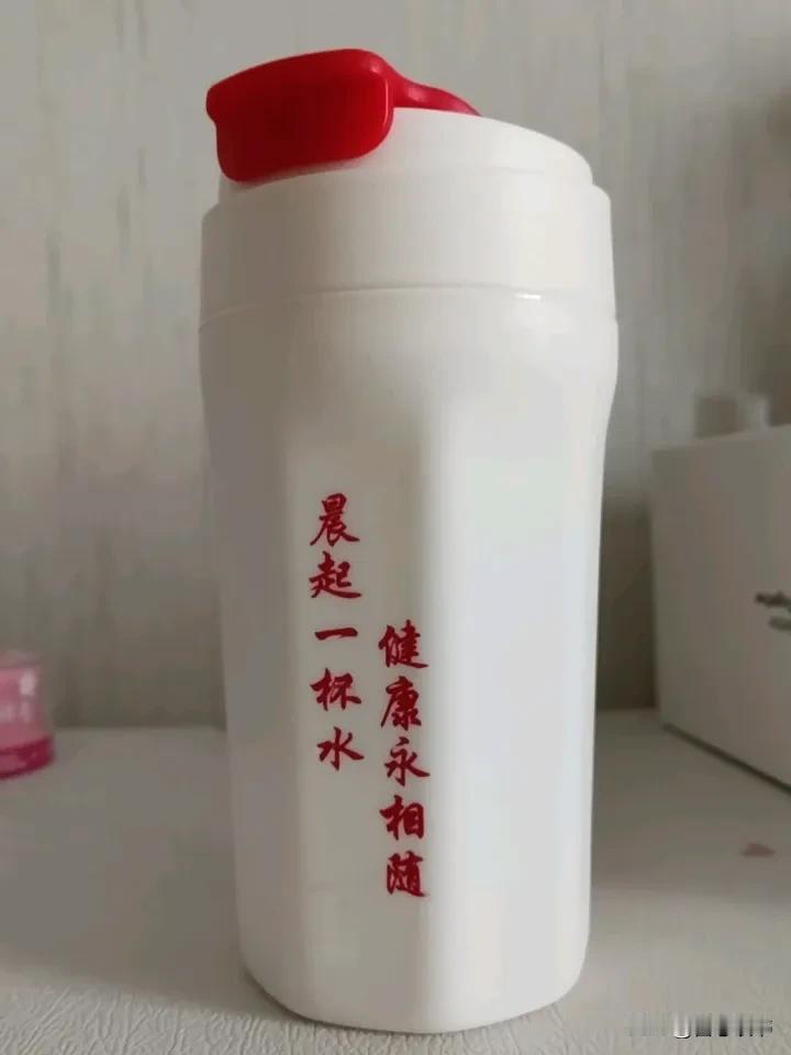 朋友们，看看这个水杯怎么样？
这是我花了整整一个星期，每天两次不能间断，免费做理