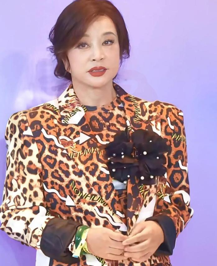 75岁刘晓庆抱着外孙突然落泪：我这辈子最错的决定。
她年轻时片场连轴转，错过妹妹