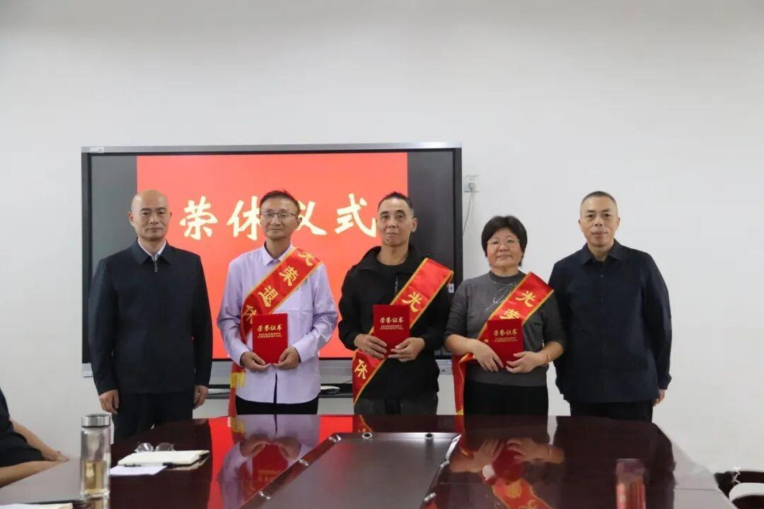 有认识参加江苏台州市罡杨学校荣休仪式的这三位退休教师的吗？