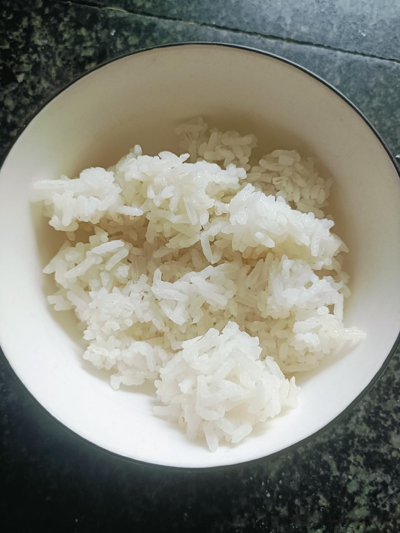 今天的早餐：一碗白米饭，一个苦瓜炒肉，一个鸡蛋炒辣椒。

有时真搞不懂老人家，不