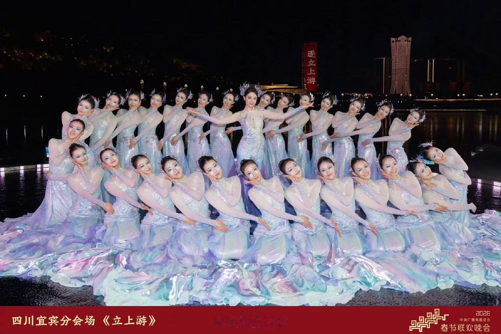 迪丽热巴马年春晚海报迪丽热巴宜宾分会场海报 迪丽热巴立上游海报来啦，期待美人鱼～