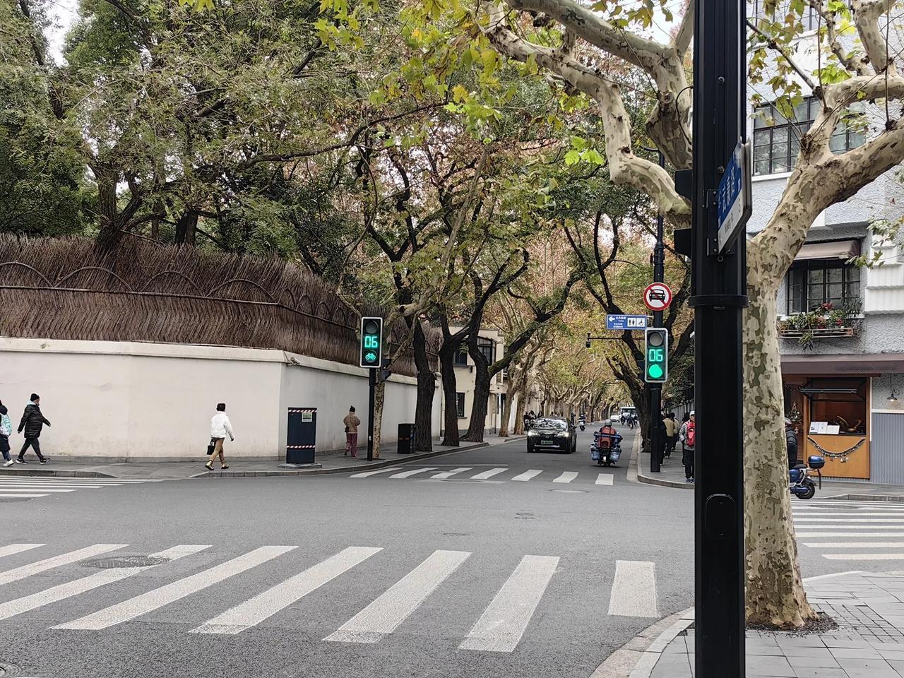 上海最有味道的风景，并不是陆家嘴那些充满未来感的摩天楼厦，也不是南京路上奇幻喧嚣