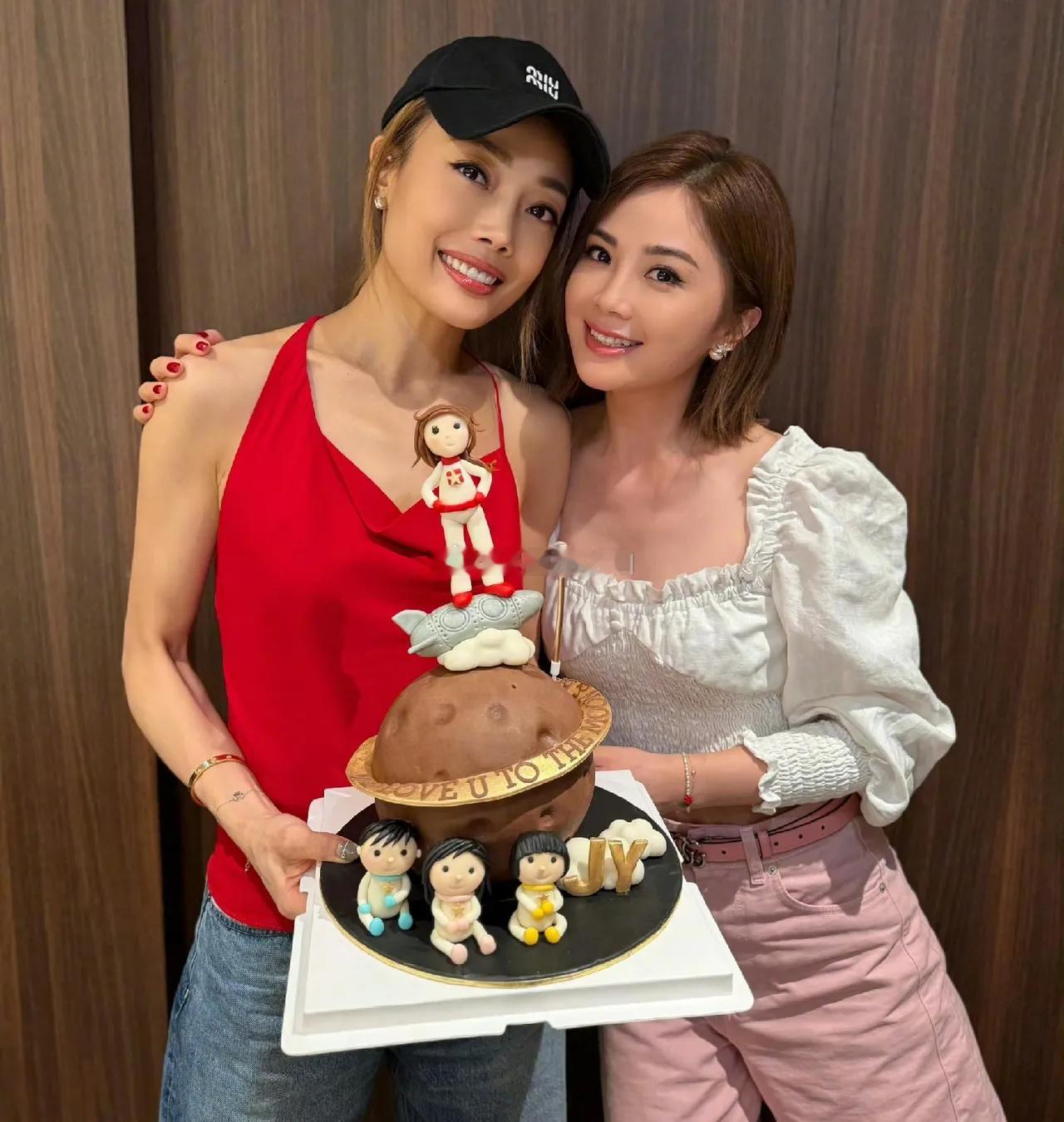 阿sa为容祖儿和嬷嬷庆生，两人居然是同一天生日，这也太有缘分了吧！香港人称呼嬷嬷
