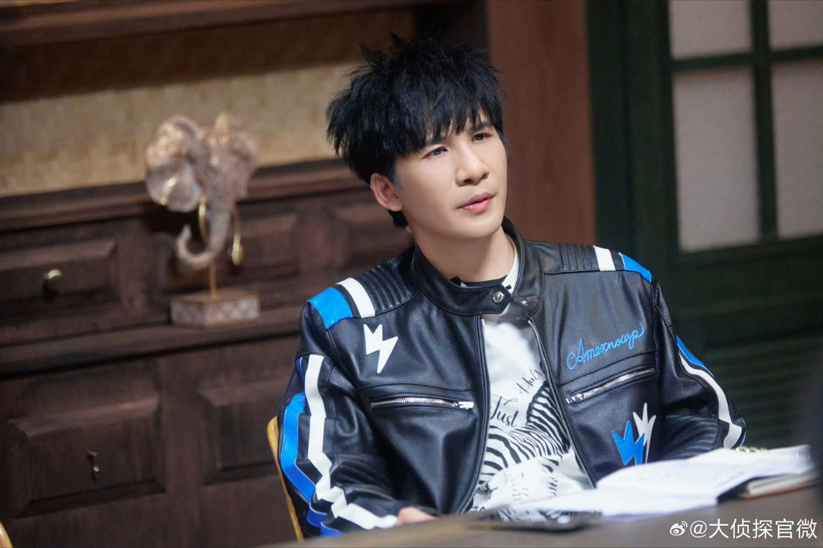 何炅大张伟无实物跳海 何远航表演害怕找刀，眼神全是戏。 大梦想直接献上沉浸式跳海