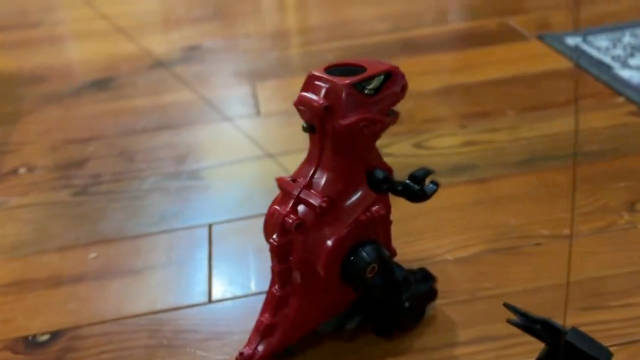 Tomy的Starriors系列里的Deadeye遥控暴龙，第一次看到这玩具的把玩视频