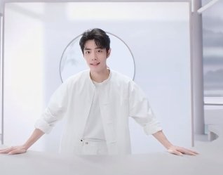肖战新中式盘扣白衬衫肖战手执棋子，穿搭新中式盘扣白衬衫造型有“温润如玉”“国风感