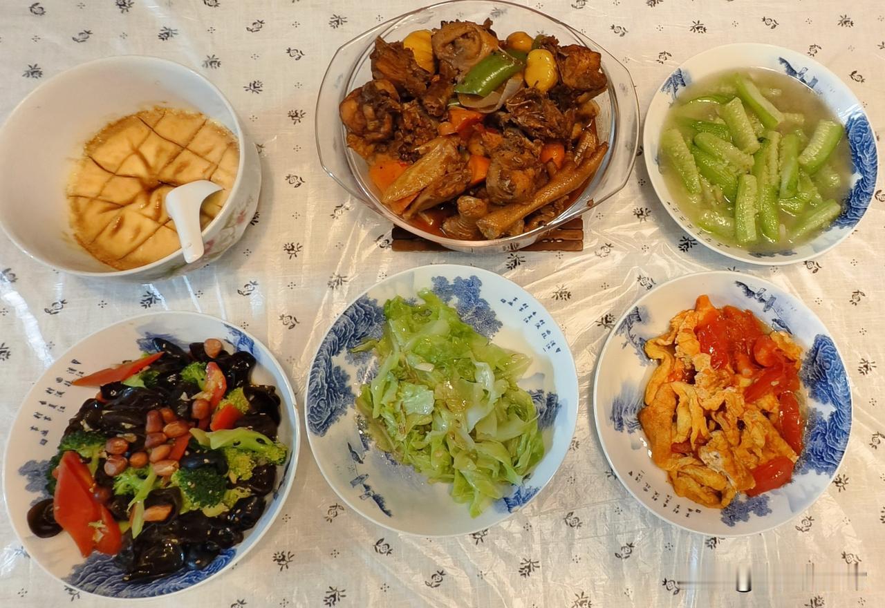今天早上起来晚了，没有出去晨练。

上午就出去多转转，多走几步路，跑到迪卡侬和