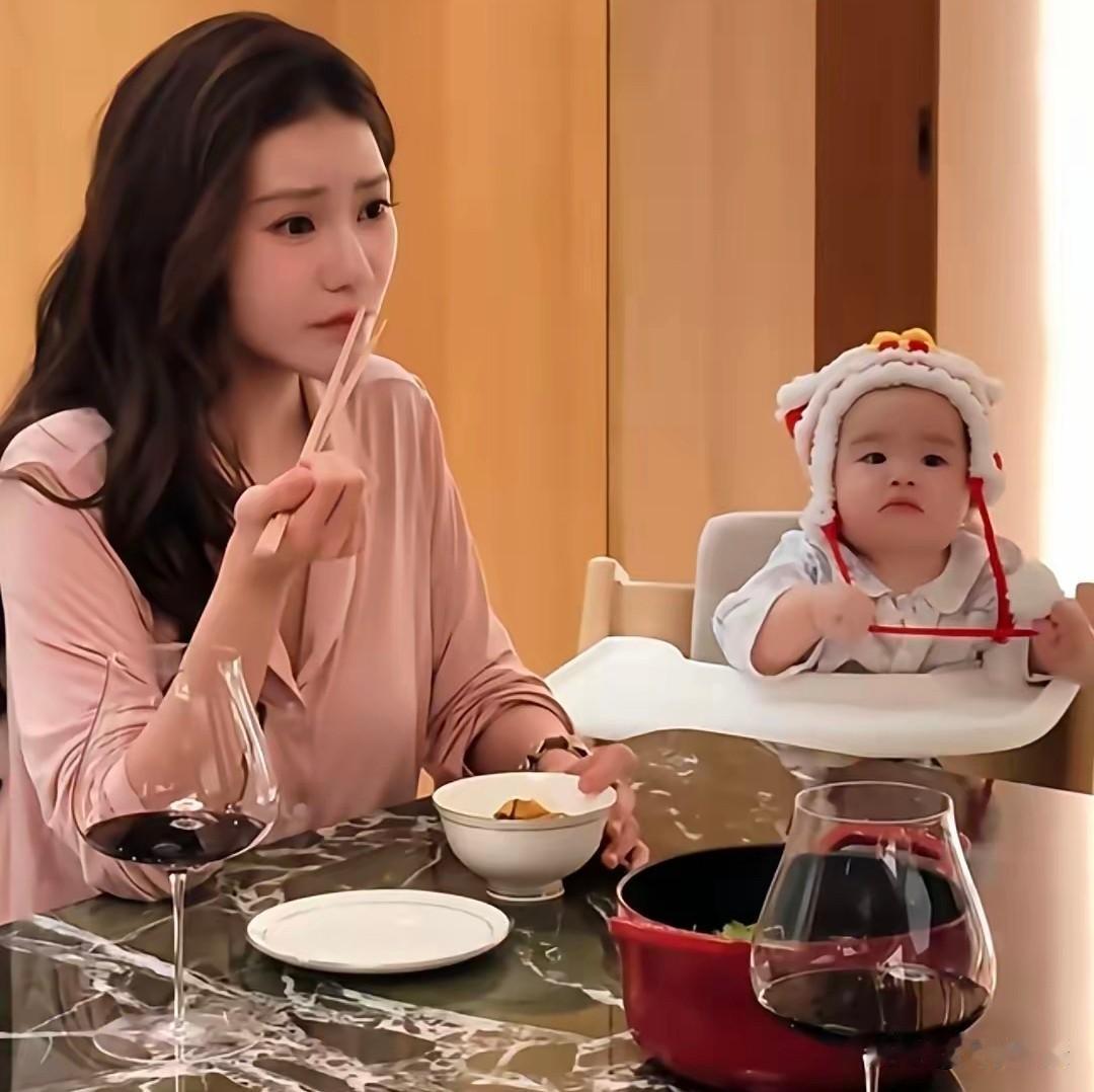 马筱梅晒汪小菲回家做饭，带着鲜花哄老婆开心，一进门先逗儿子玩，8个月宝宝坐在餐椅