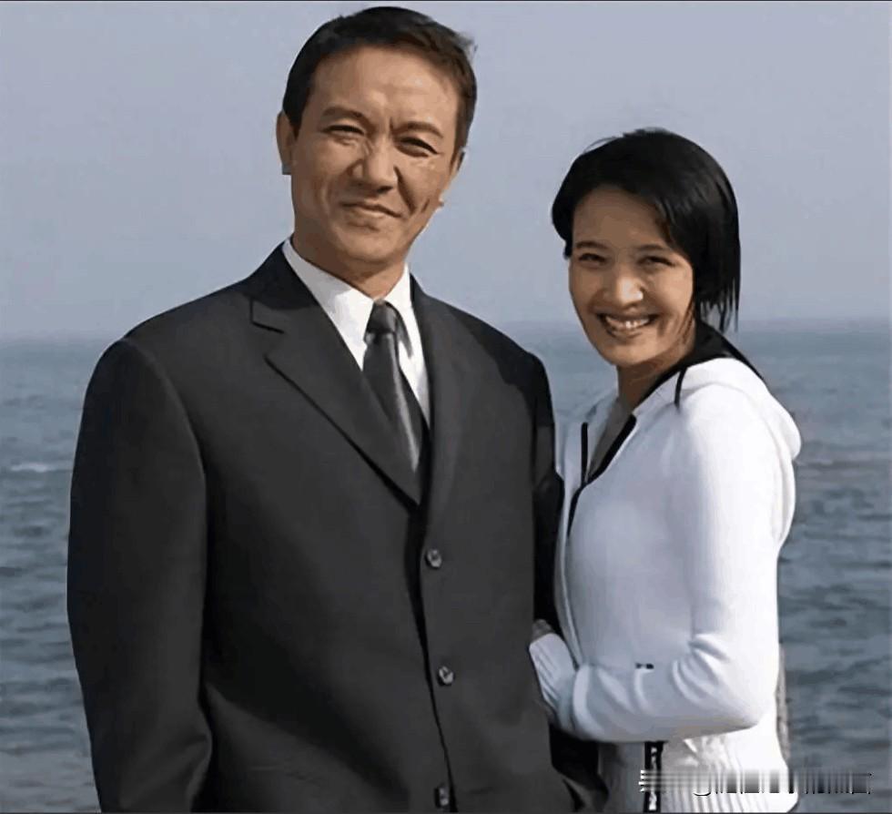 这是李幼斌早些年和一位女明星在海边的一张老照片，那个时候李幼斌还年轻，虽然发量不