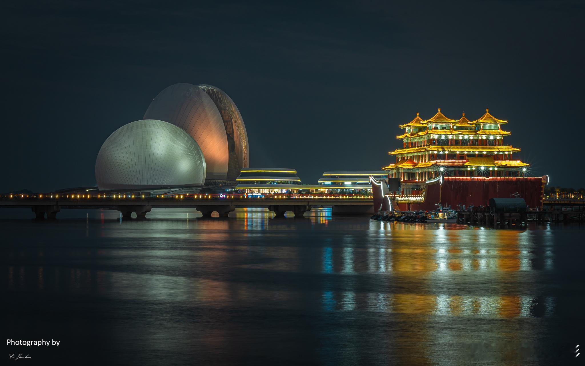 珠海日月贝，是夜游珠海必打卡的景点之一。日月贝，其实是一座建在海岛上的珠海大剧院