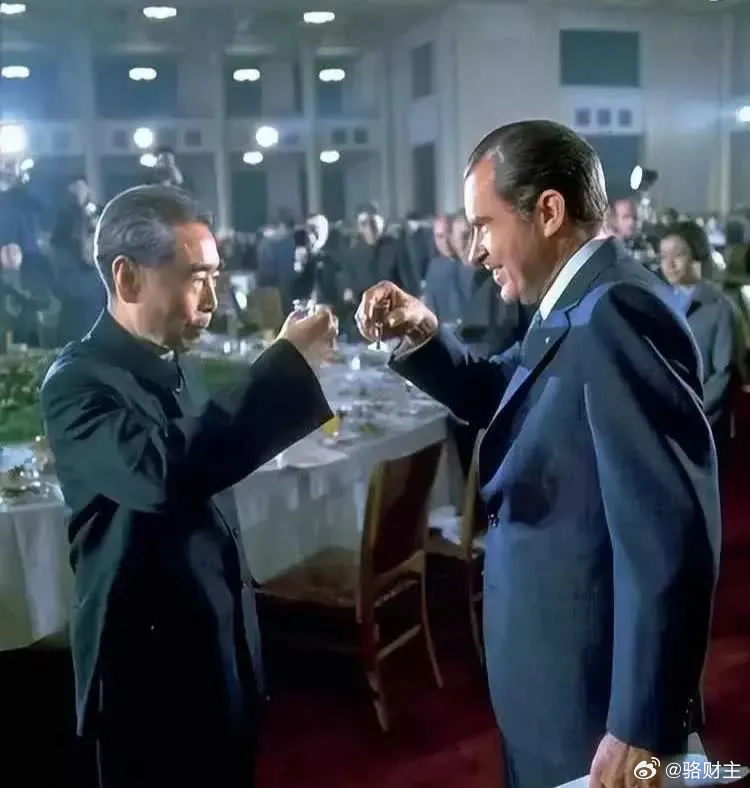 1976年，尼克松想给周总理扫墓，但秘书却告诉他，没有墓可扫。周总理的骨灰已经撒
