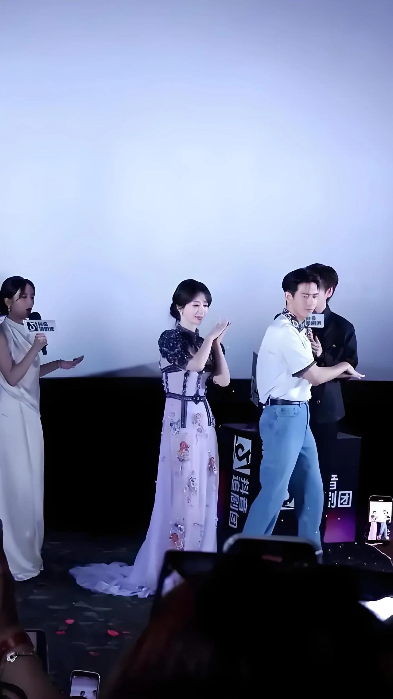 杨紫与李现再度合体，跳起《难生恨》手势舞引发热议。两人动作默契，眼神灵动，将歌曲