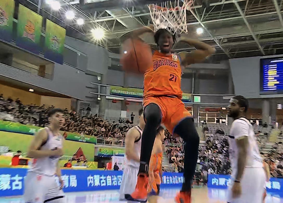 CBA俱乐部杯赛上海男篮vs山东男篮 这比赛已经没法看了。。。上海卫冕，也只是时