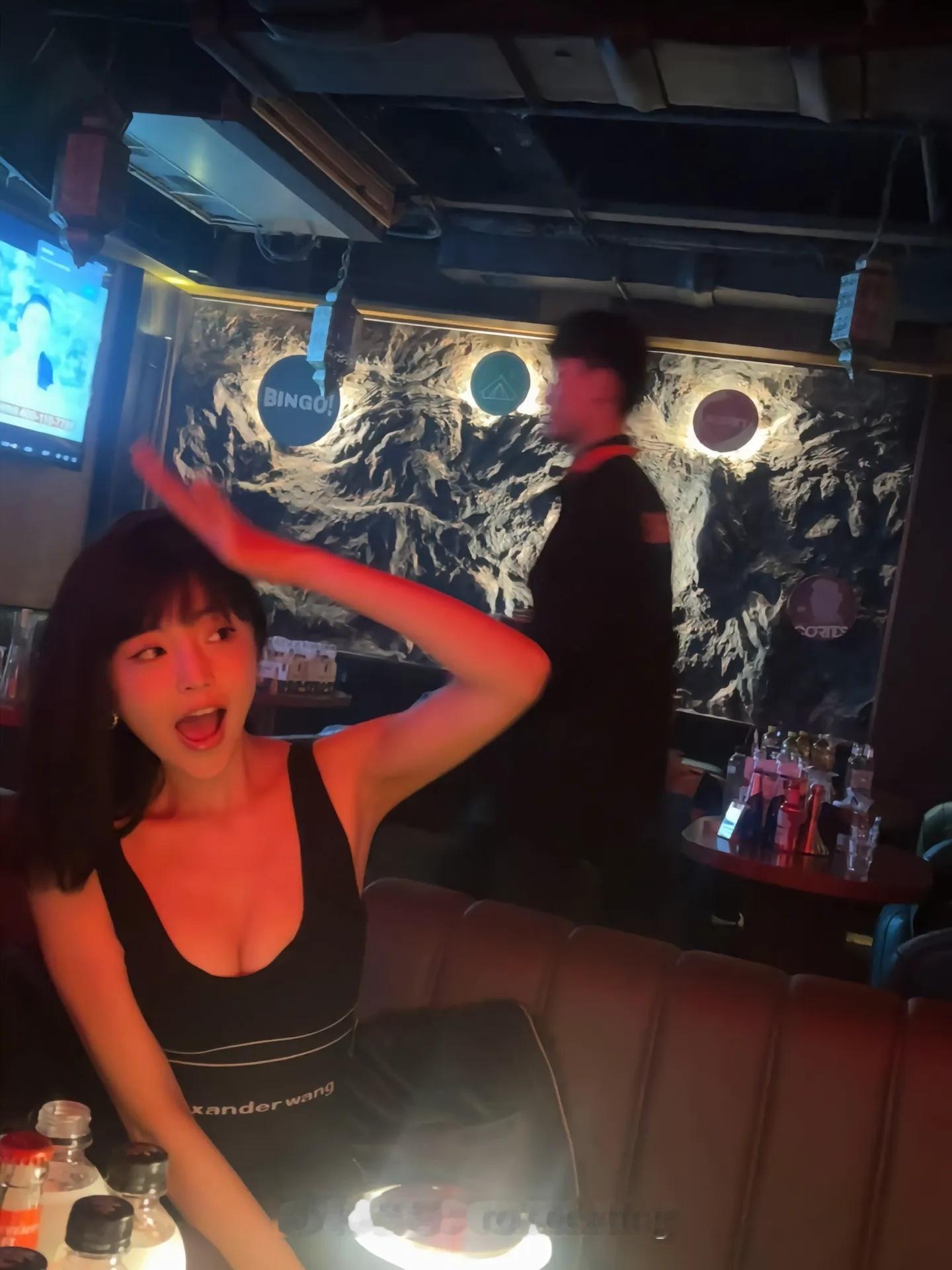 司晓迪玩鹿晗的梗这件事情直接冲到文娱榜第二，短短时间阅读量逼近千万，争议也跟着一