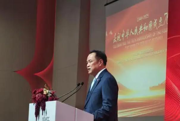 “我们祝中华人民共和国万岁！”阿努廷刚接下泰国新总理的担子没几个月，就遇上了中国