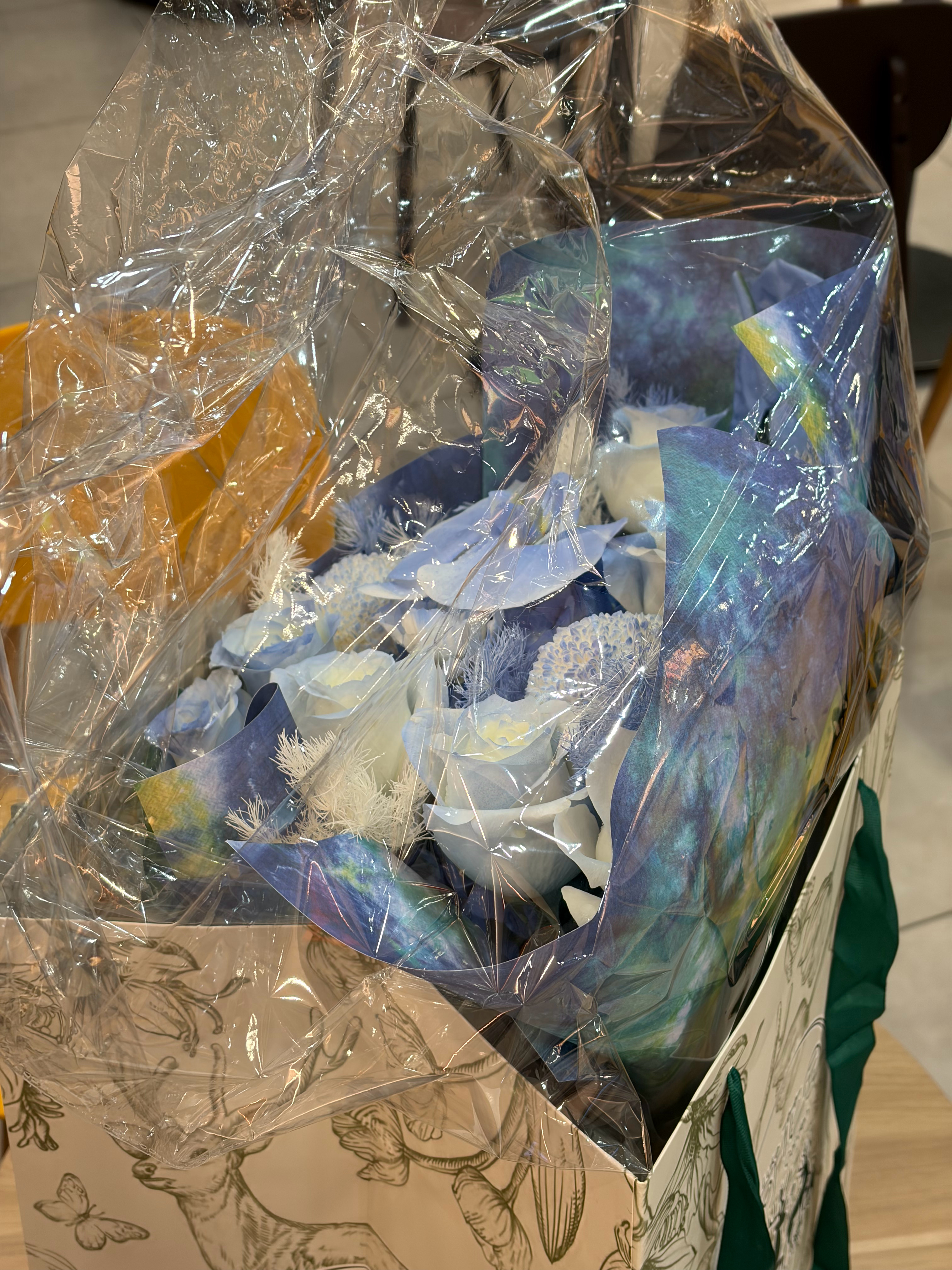 打完球直接来大兴机场了，接美丽回家带了提前买的花，吃个德克士时间正好～她这几天跟