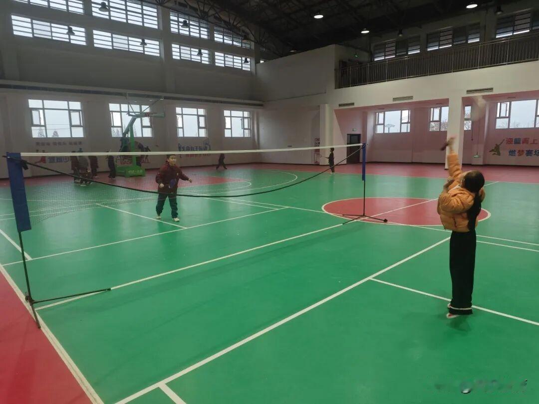 12月11日下午，西安高新教育集团汉中兴汉新区实验小学羽毛球比赛拉开战幕。
比赛