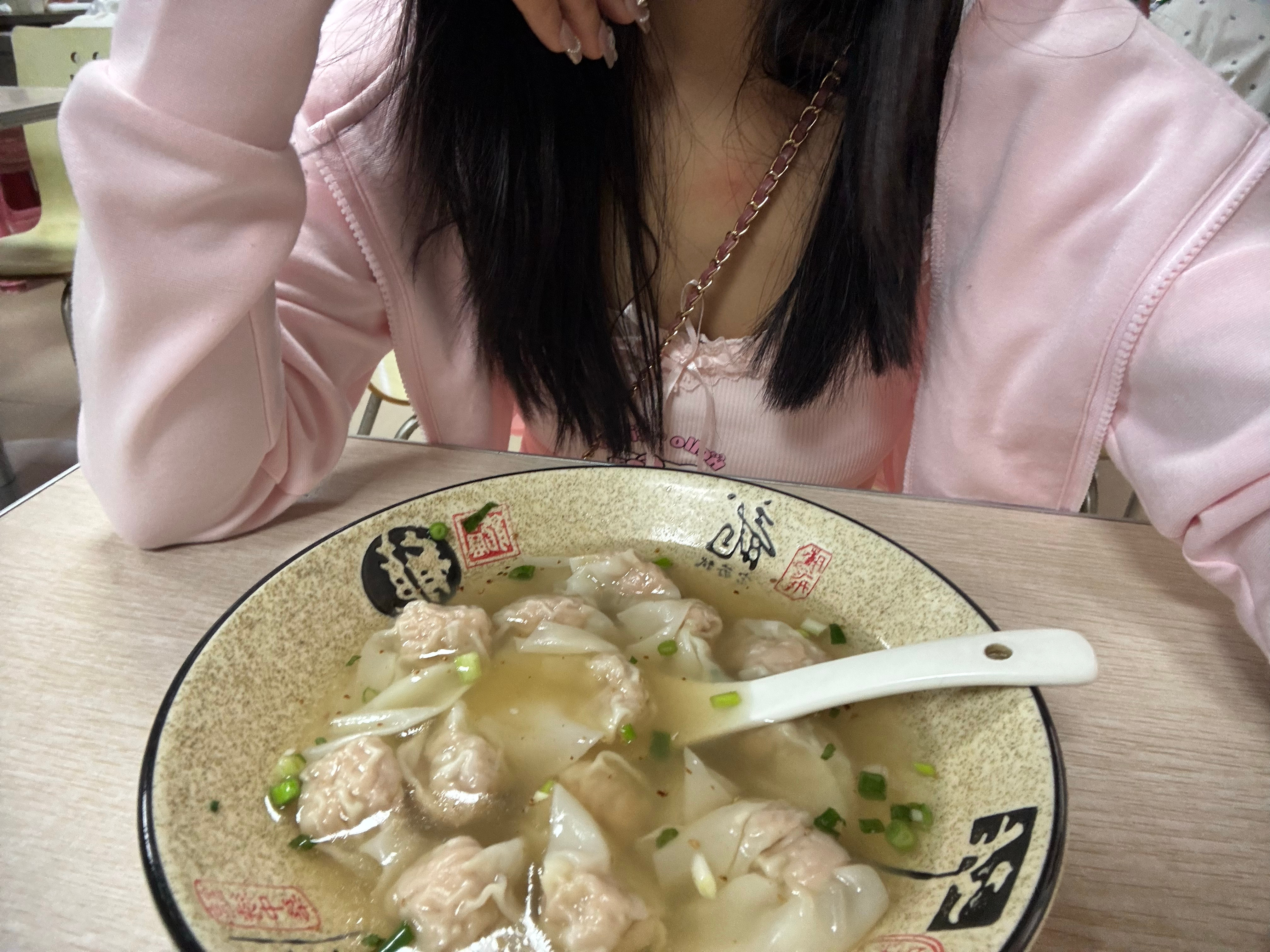 年少时的友情真的很有趣啊，吃早餐遇到4个小女生团体在讨论去哪里玩，去追日落，[泪