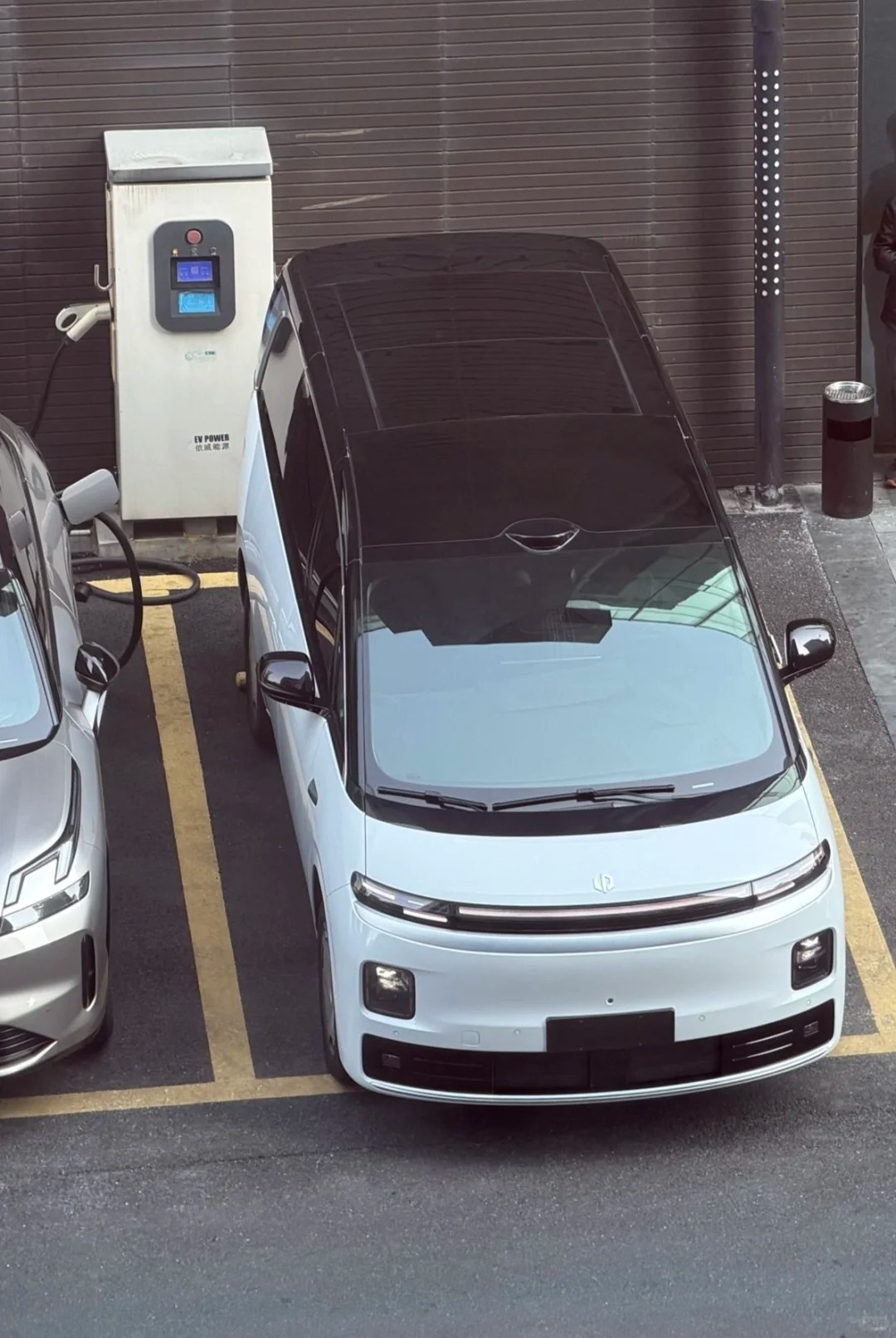 零跑D99大天窗谍照首次亮相，可选配天幕和天窗两个版本。 